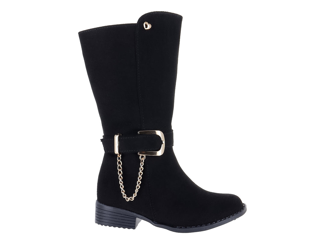Botas negras de caña media con detalle de hebilla y cadena dorada en el tobillo.