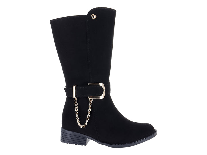 Botas negras de caña media con detalle de hebilla y cadena dorada en el tobillo.