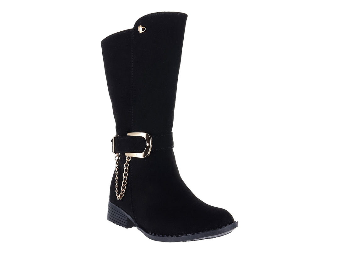 Botas negras de caña media con detalle de hebilla y cadena dorada en el tobillo.