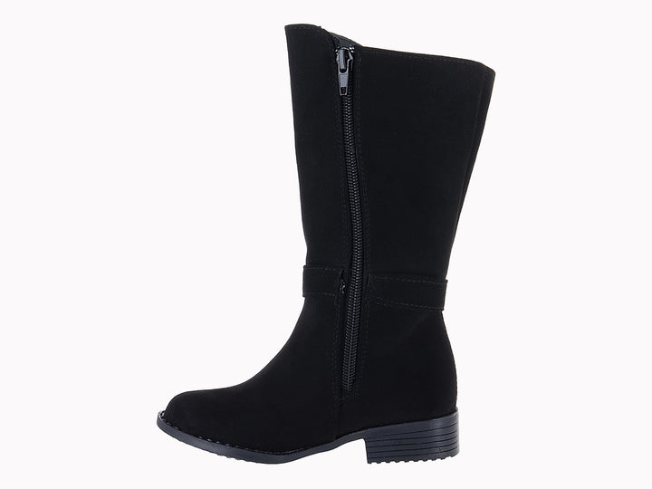 Botas negras de caña media con detalle de hebilla y cadena dorada en el tobillo.
