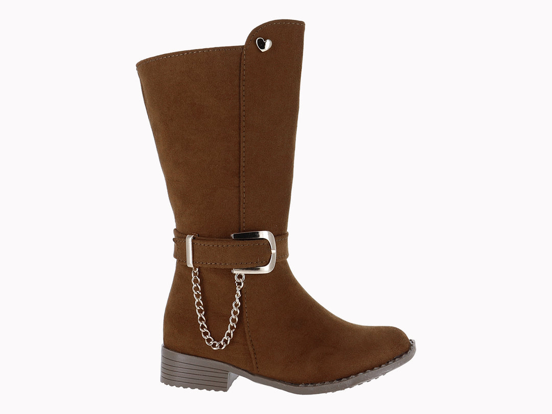 Bota color melle para niña con detalle de hebilla y cadena plateada en el tobillo.