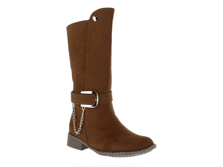 Bota color melle para niña con detalle de hebilla y cadena plateada en el tobillo.