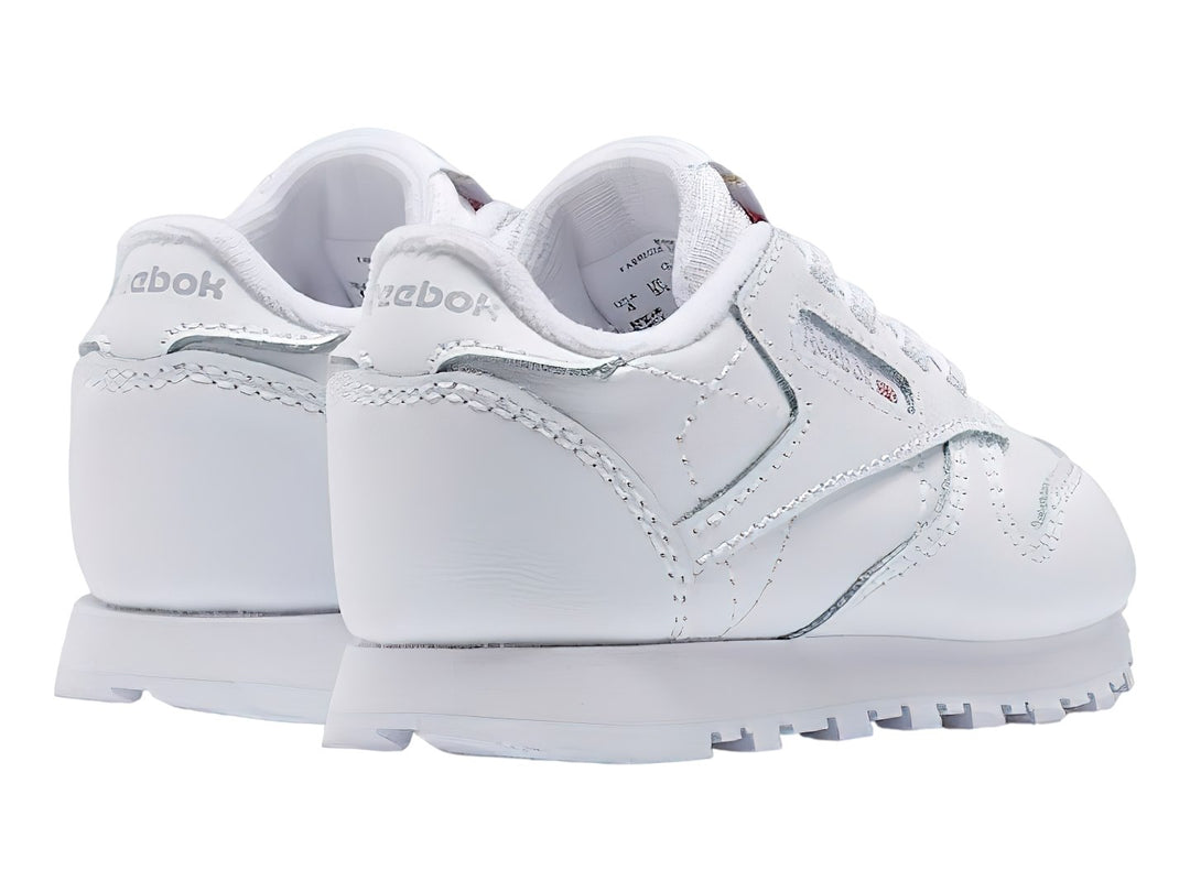 Tenis Reebok Classic Leather en color blanco con suela blanca y cordones.