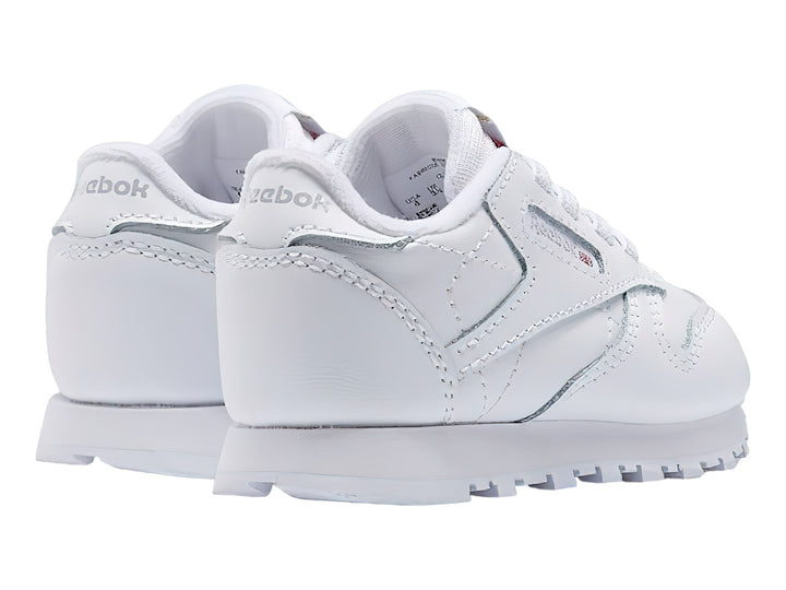 Tenis Reebok Classic Leather en color blanco con suela blanca y cordones.