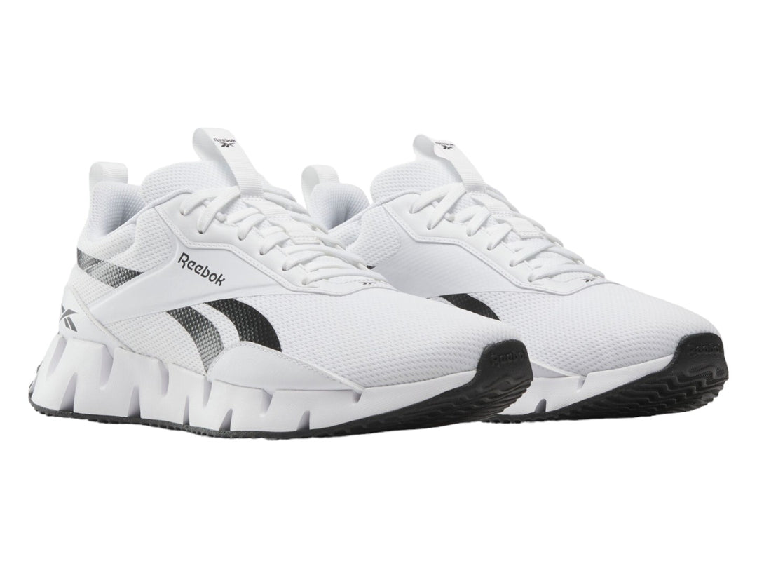 Tenis deportivos Reebok Zig Dynamica STR color blanco con detalles en negro y suela zig-zag.
