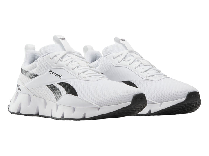 Tenis deportivos Reebok Zig Dynamica STR color blanco con detalles en negro y suela zig-zag.