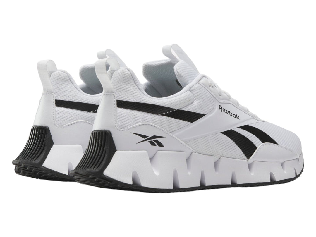 Tenis deportivos Reebok Zig Dynamica STR color blanco con detalles en negro y suela zig-zag.