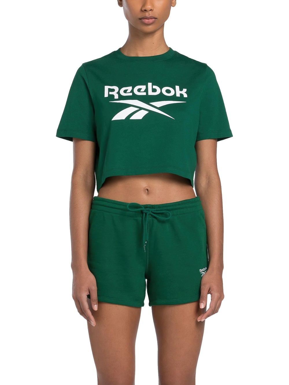 Camiseta crop top verde de Reebok con logotipo blanco grande en el pecho.