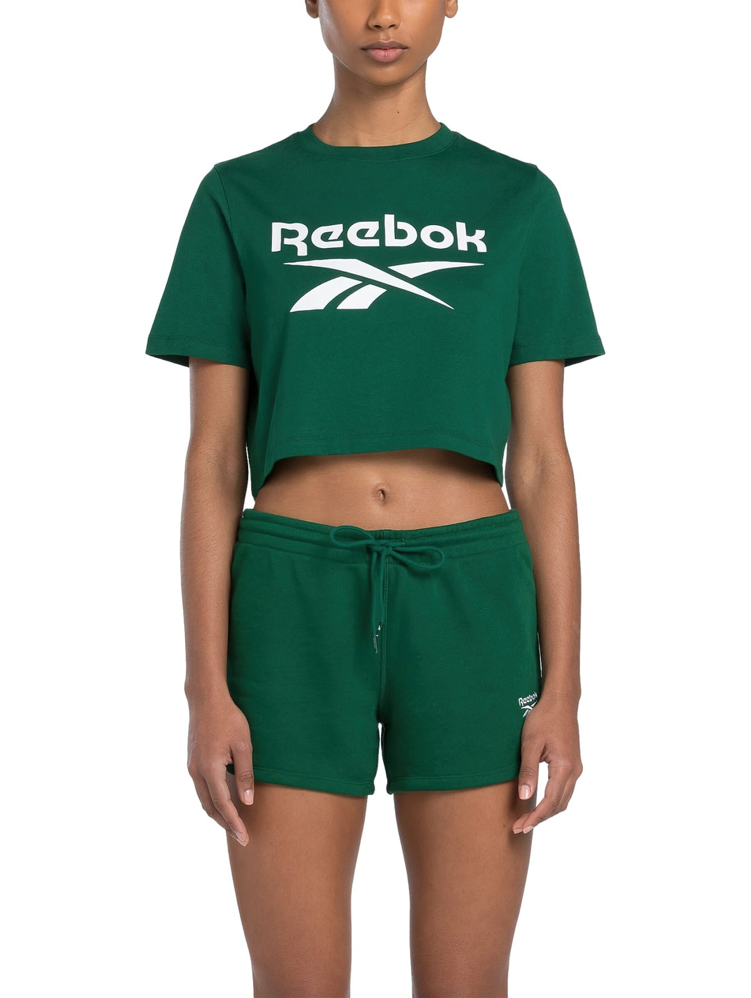 Camiseta crop top verde de Reebok con logotipo blanco grande en el pecho.