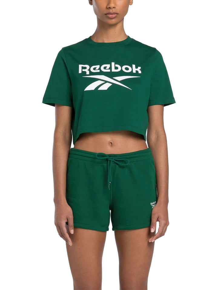 Camiseta crop top verde de Reebok con logotipo blanco grande en el pecho.