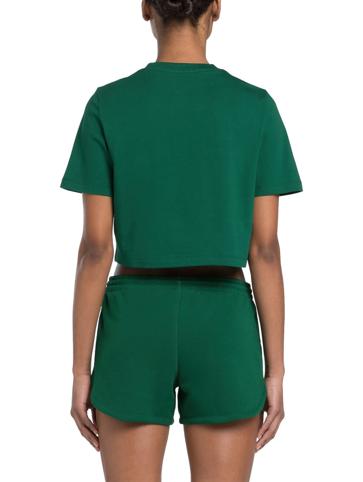Camiseta crop top verde de Reebok con logotipo blanco grande en el pecho.