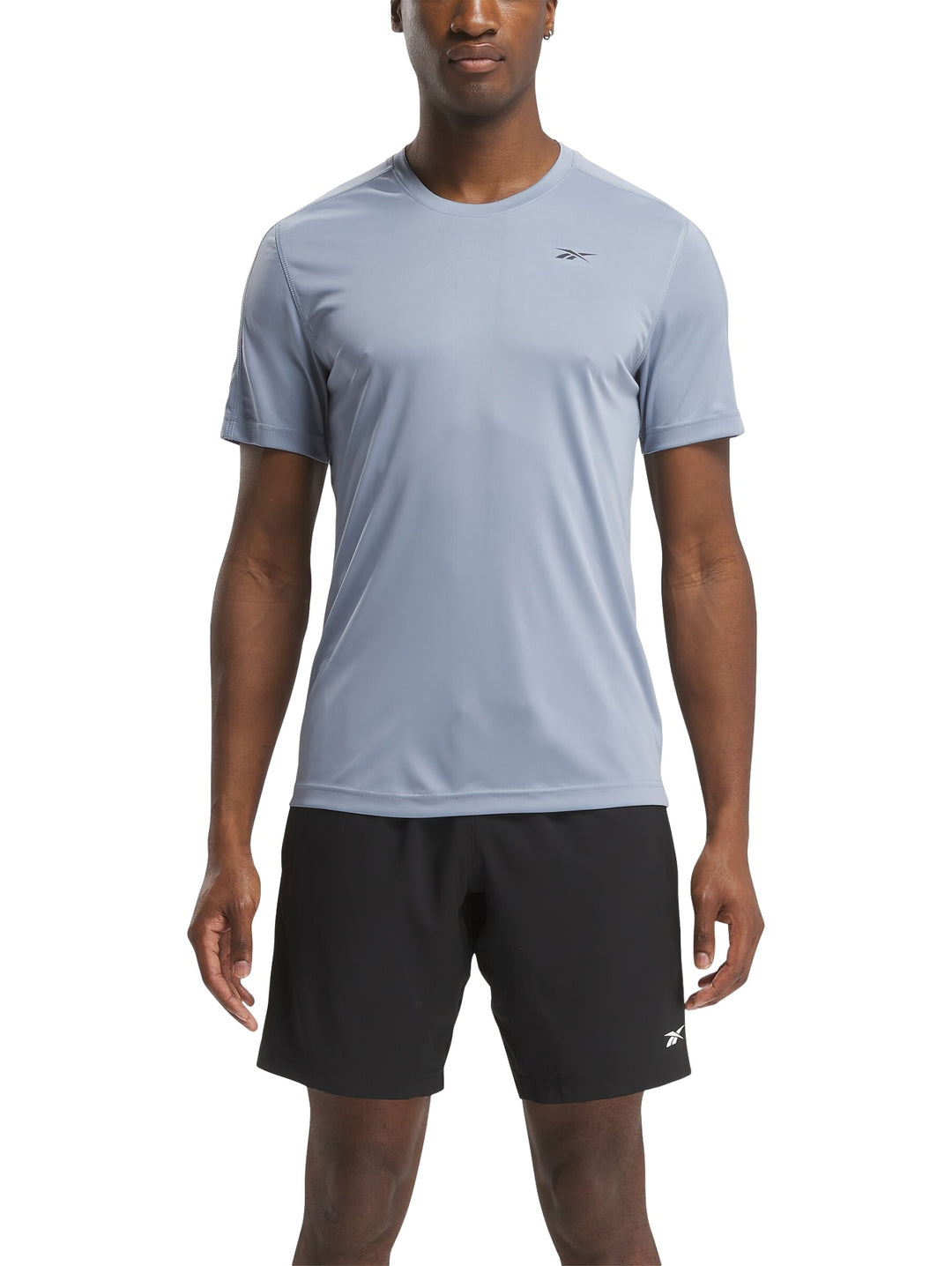 Camiseta deportiva Reebok de manga corta en color azul claro con logotipo en el pecho.