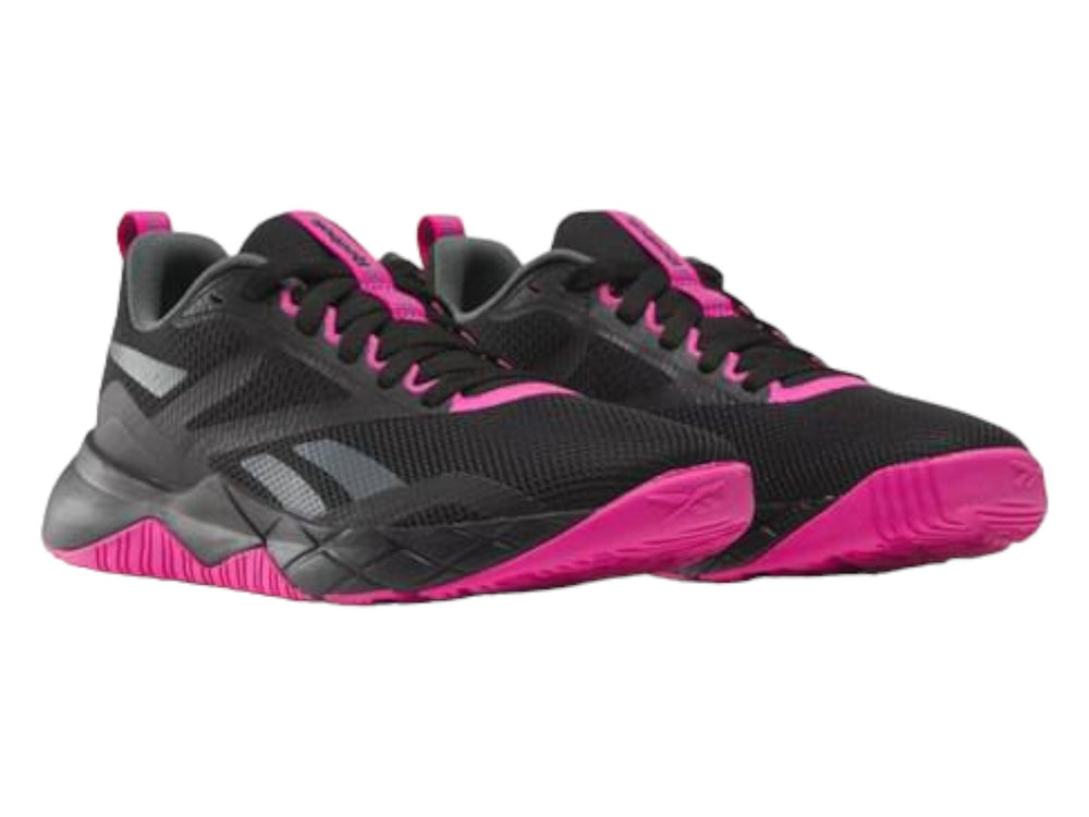 Tenis deportivos Reebok color negro con suela y detalles en rosa brillante.