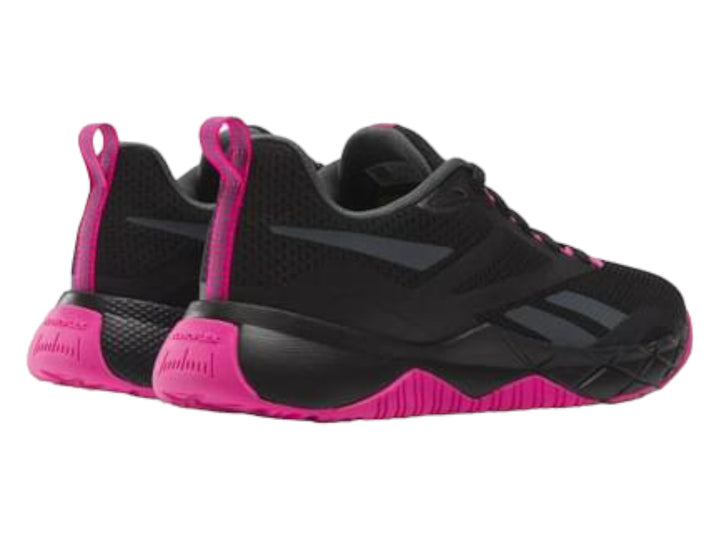 Tenis deportivos Reebok color negro con suela y detalles en rosa brillante.