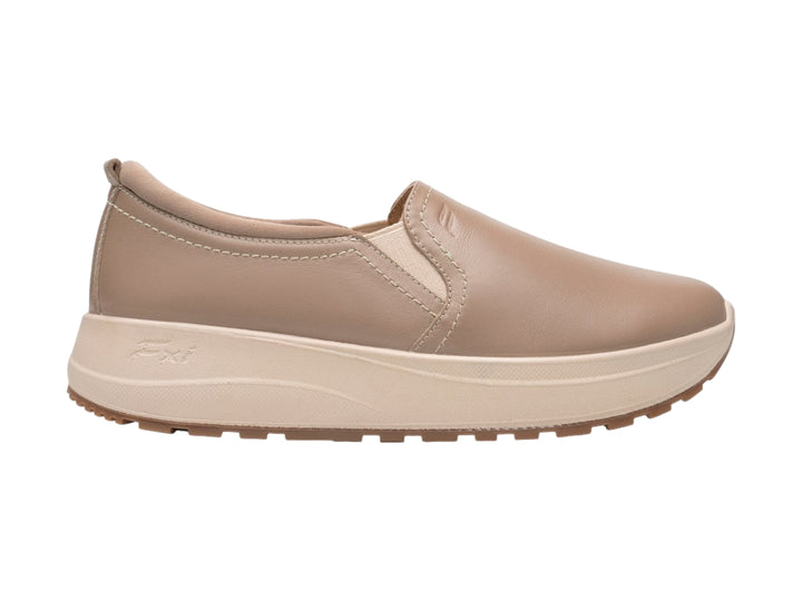 Zapato Flexi modelo Atsiri en color taupe, estilo slip-on con suela de plataforma beige.