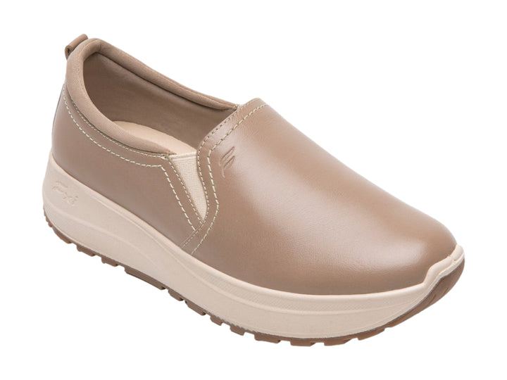 Zapato Flexi modelo Atsiri en color taupe, estilo slip-on con suela de plataforma beige.