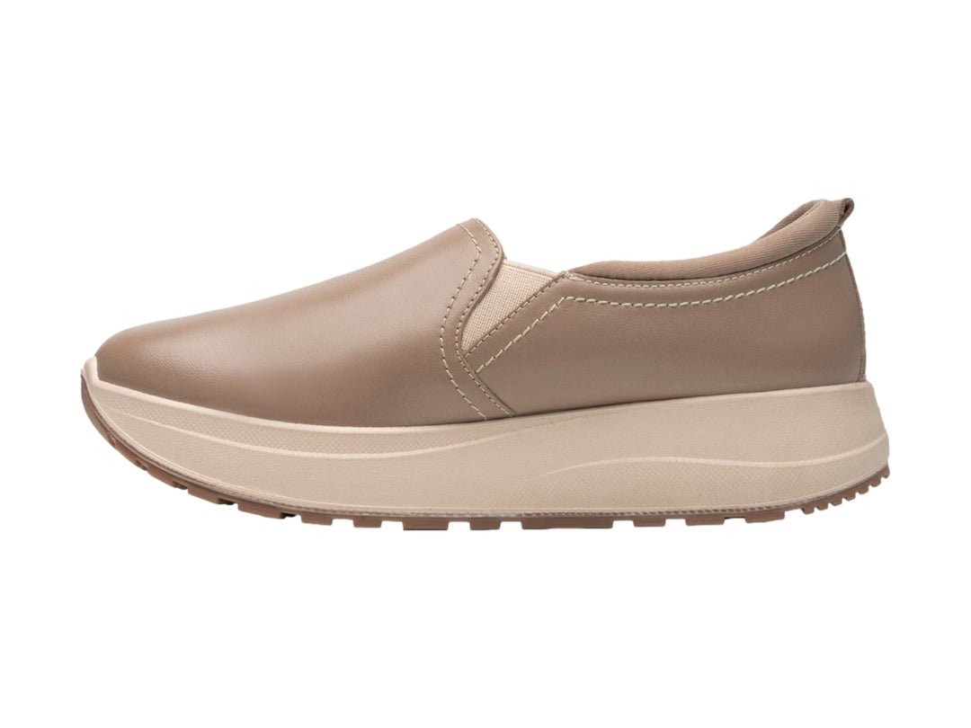 Zapato Flexi modelo Atsiri en color taupe, estilo slip-on con suela de plataforma beige.