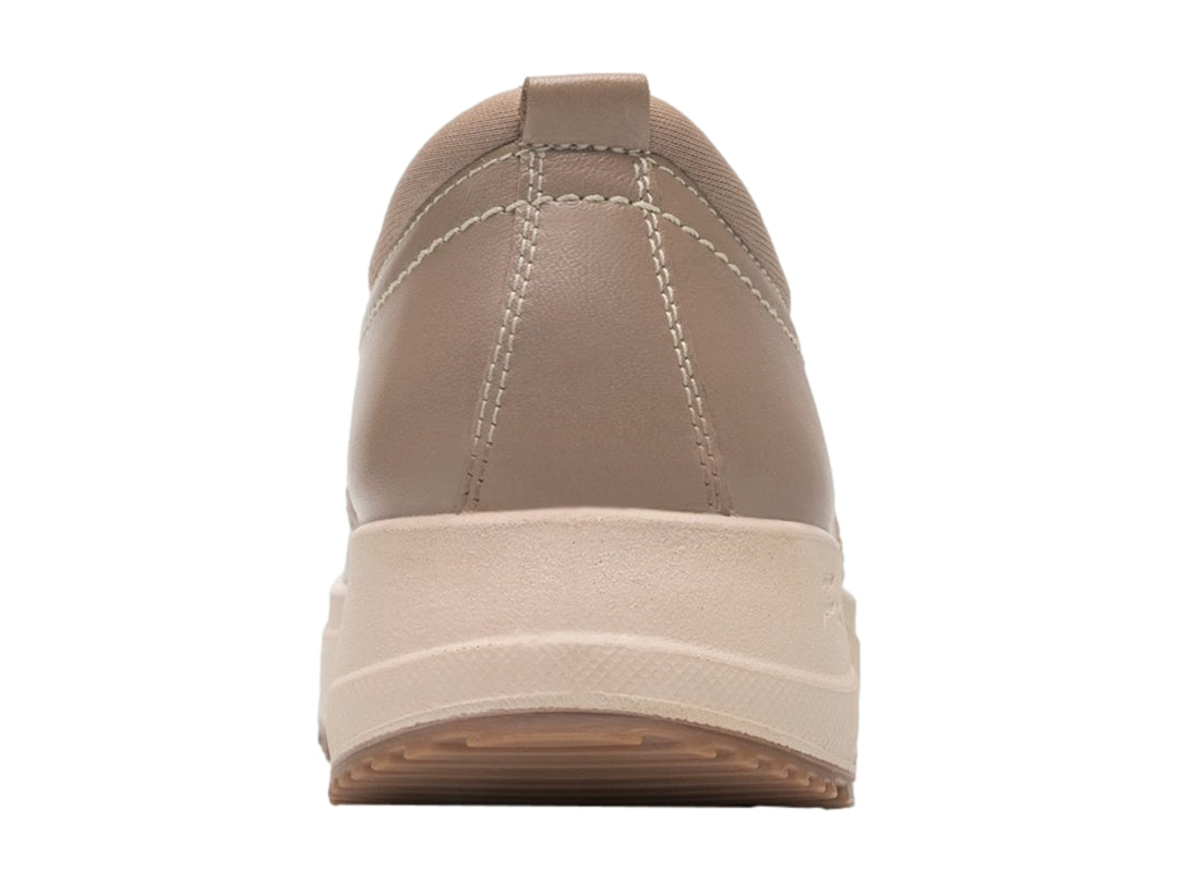Zapato Flexi modelo Atsiri en color taupe, estilo slip-on con suela de plataforma beige.