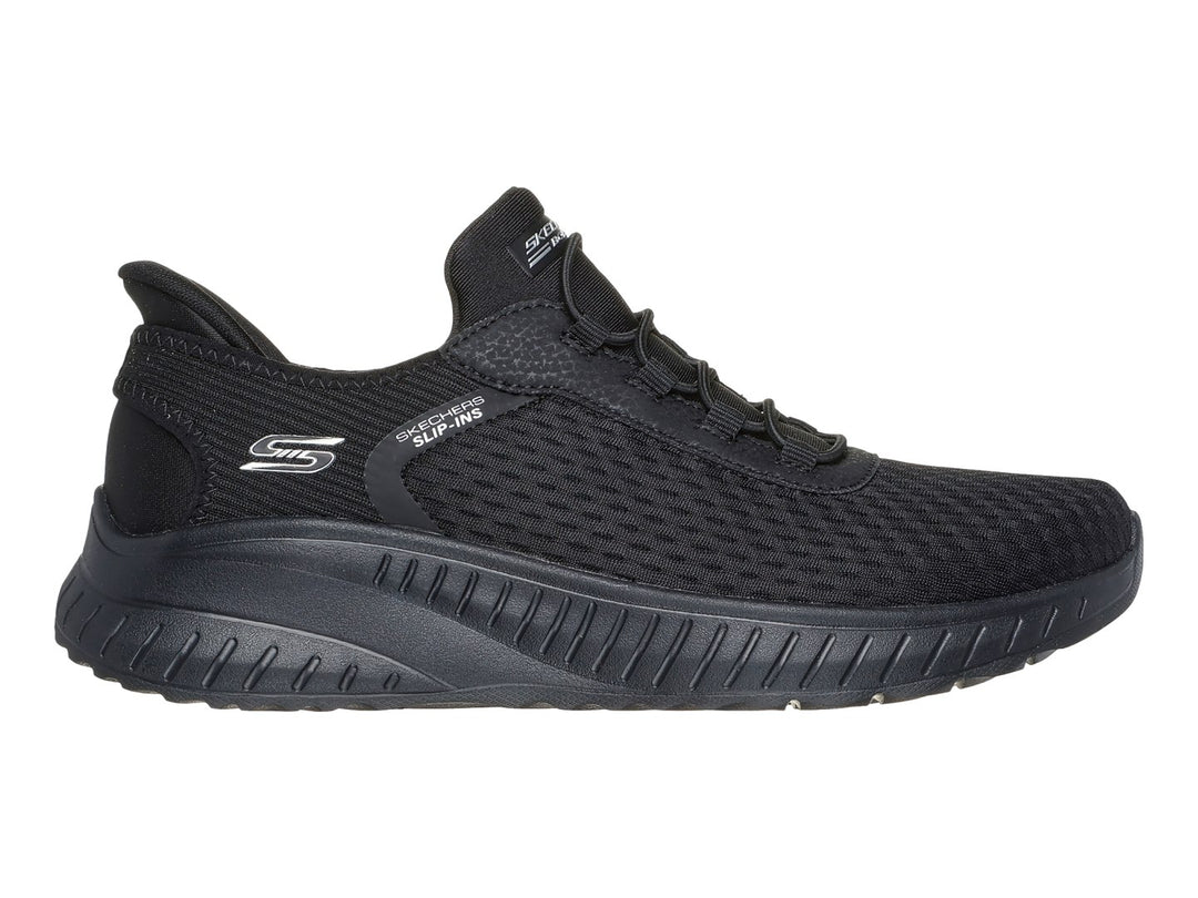 Tenis deportivos Skechers color negro con tejido de malla y suela robusta.