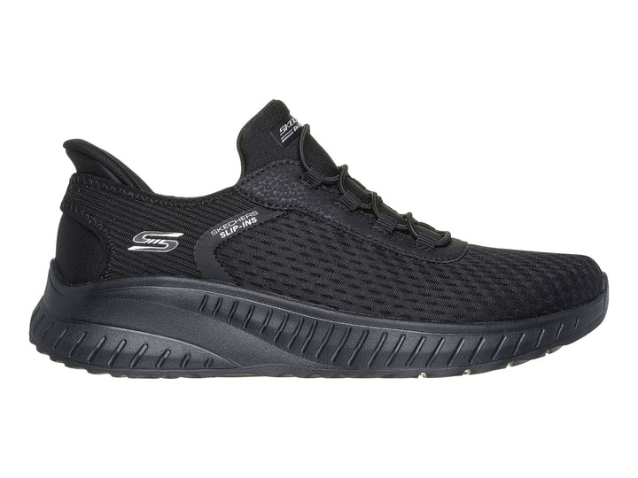 Tenis deportivos Skechers color negro con tejido de malla y suela robusta.