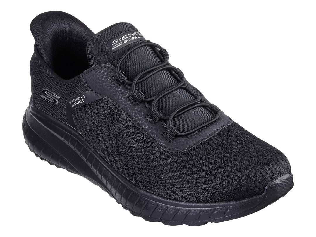 Tenis deportivos Skechers color negro con tejido de malla y suela robusta.