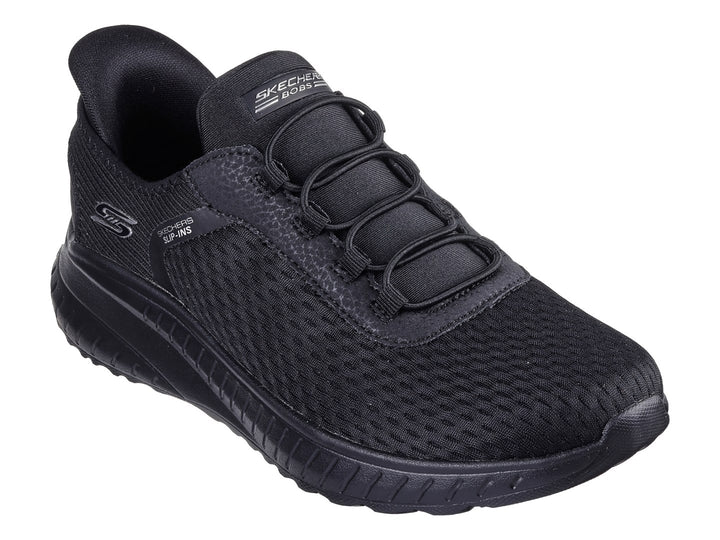 Tenis deportivos Skechers color negro con tejido de malla y suela robusta.