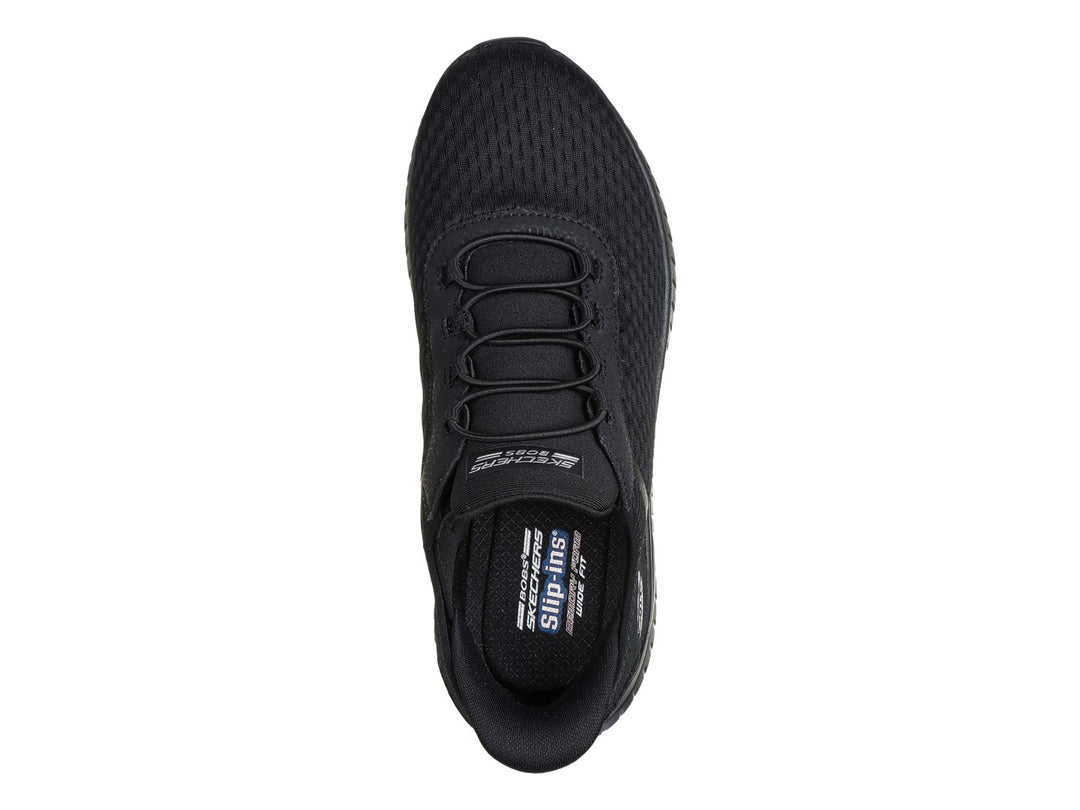 Tenis deportivos Skechers color negro con tejido de malla y suela robusta.