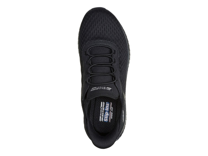 Tenis deportivos Skechers color negro con tejido de malla y suela robusta.
