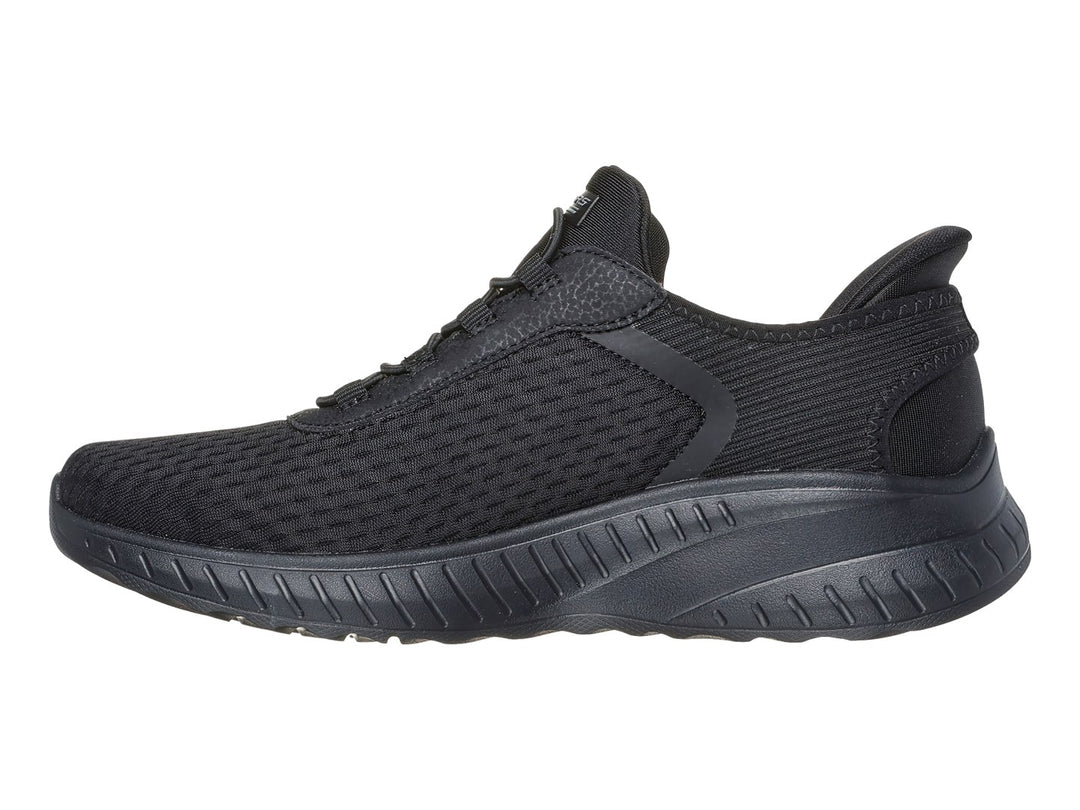 Tenis deportivos Skechers color negro con tejido de malla y suela robusta.