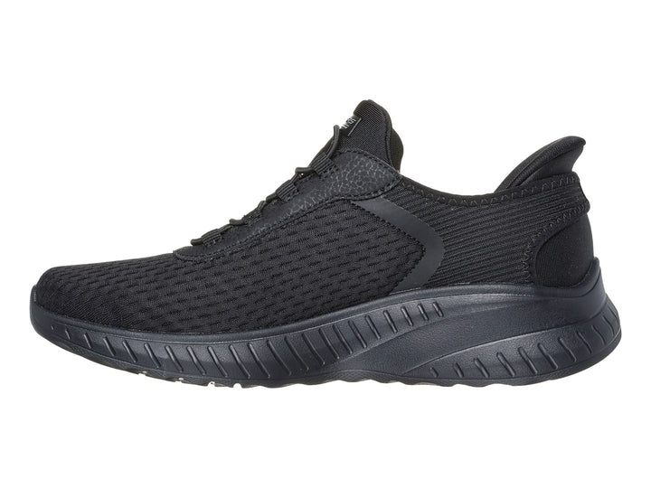 Tenis deportivos Skechers color negro con tejido de malla y suela robusta.