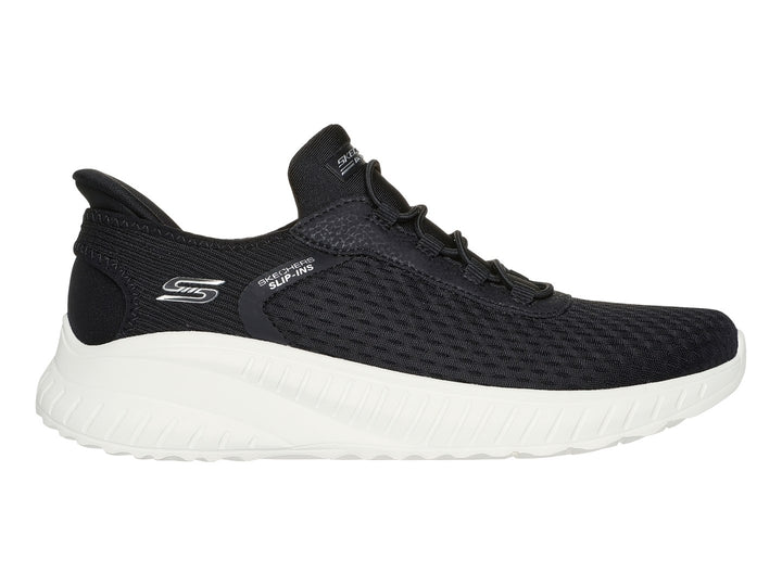 Tenis Skechers Slip-ins color negro con suela blanca gruesa y tejido transpirable.
