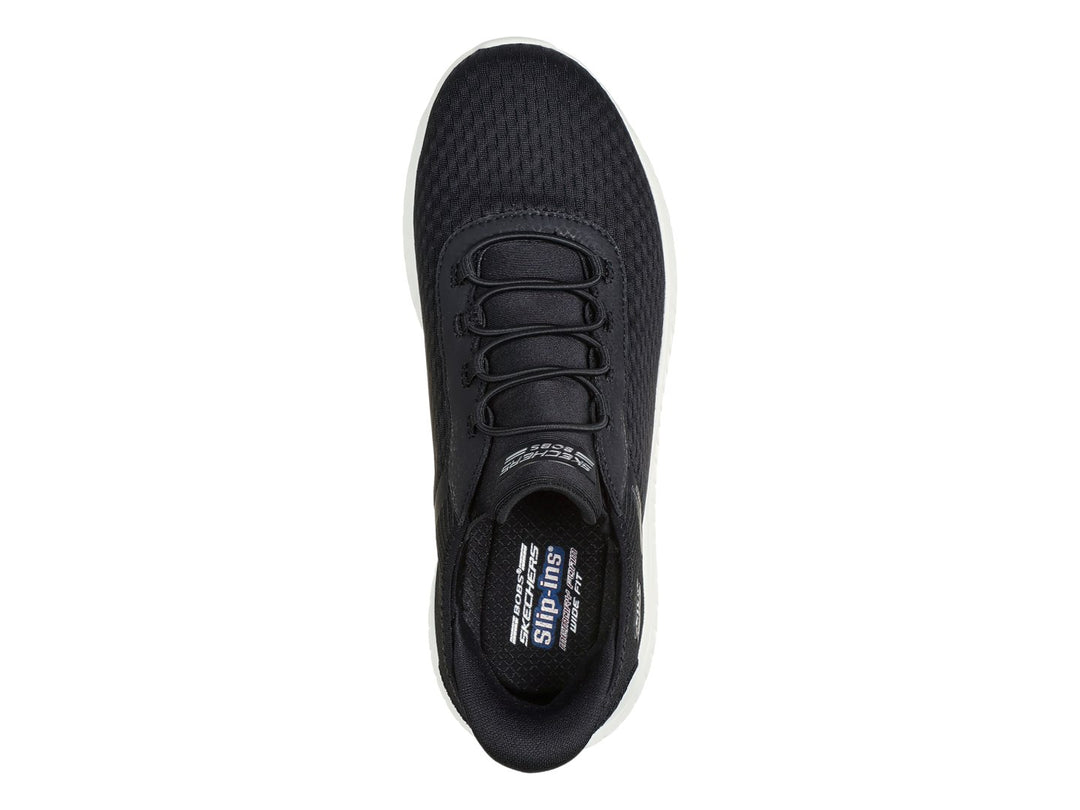 Tenis Skechers Slip-ins color negro con suela blanca gruesa y tejido transpirable.
