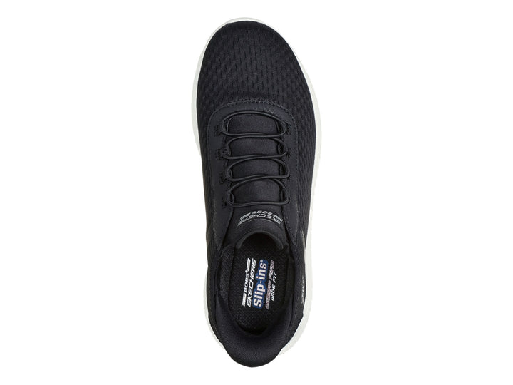 Tenis Skechers Slip-ins color negro con suela blanca gruesa y tejido transpirable.