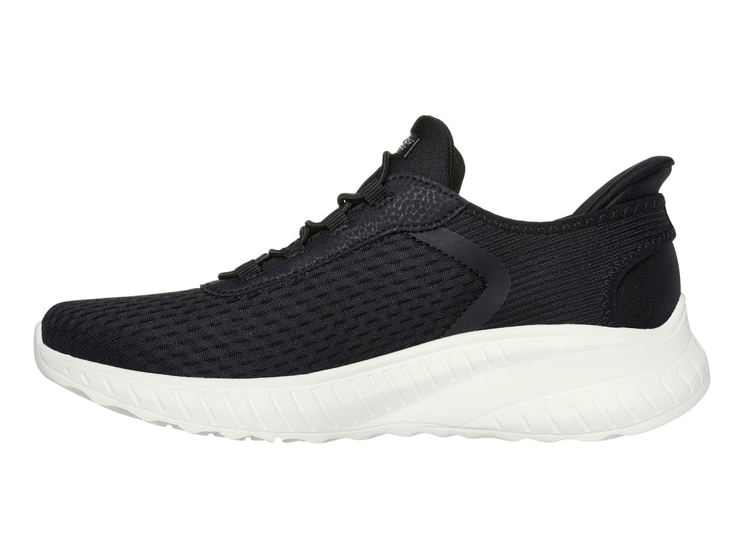 Tenis Skechers Slip-ins color negro con suela blanca gruesa y tejido transpirable.