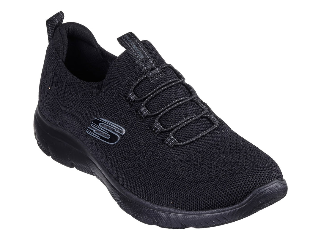 Tenis deportivos Skechers modelo Summits en color negro total con suela flexible y tejido transpirable.
