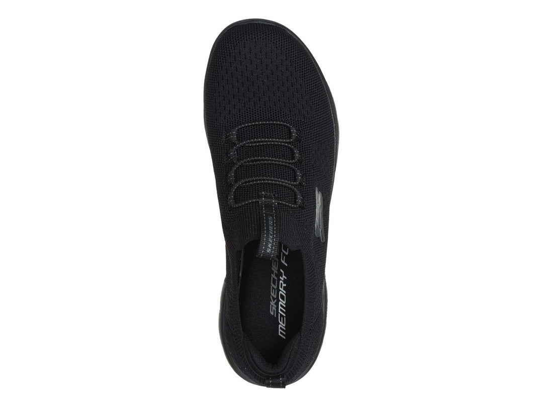 Tenis deportivos Skechers modelo Summits en color negro total con suela flexible y tejido transpirable.