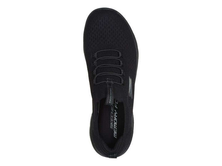 Tenis deportivos Skechers modelo Summits en color negro total con suela flexible y tejido transpirable.