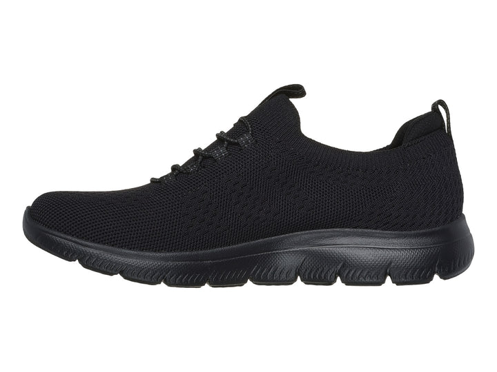 Tenis deportivos Skechers modelo Summits en color negro total con suela flexible y tejido transpirable.