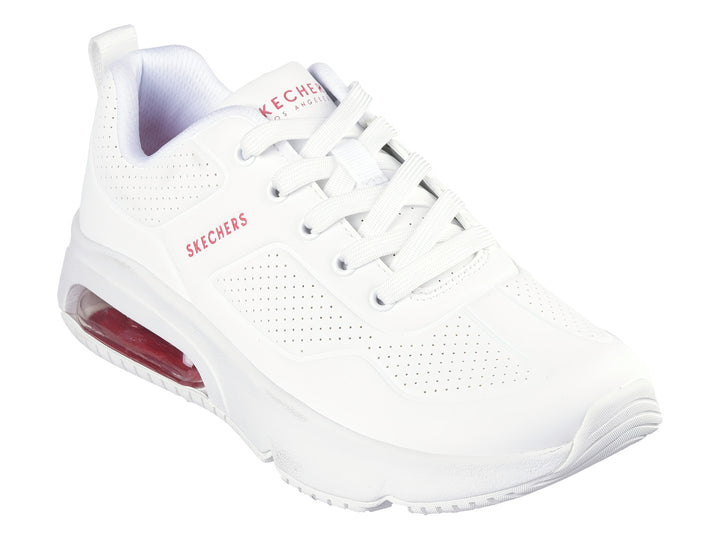 Tenis deportivos Skechers color blanco con amortiguación de aire visible en el talón.