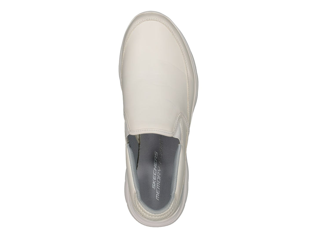 Zapato deportivo Skechers modelo Summits en color blanco, diseño slip-on sin cordones y suela blanca flexible.