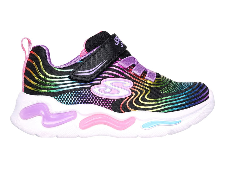 Tenis Skechers negros con patrones de colores arcoíris y suela blanca con relieves coloridos.