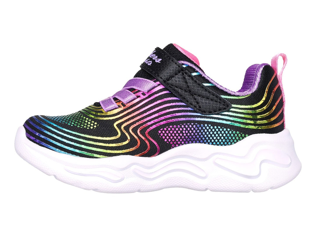 Tenis Skechers negros con patrones de colores arcoíris y suela blanca con relieves coloridos.