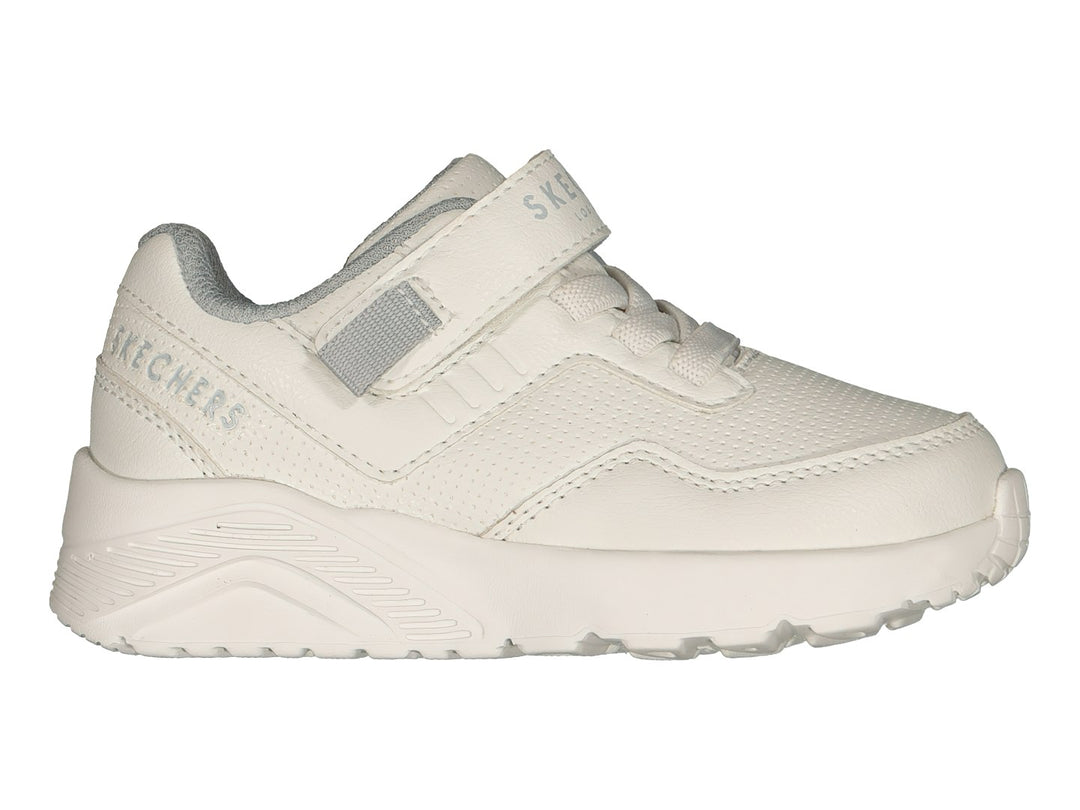 Tenis deportivos Skechers color blanco con correa de velcro y agujetas.
