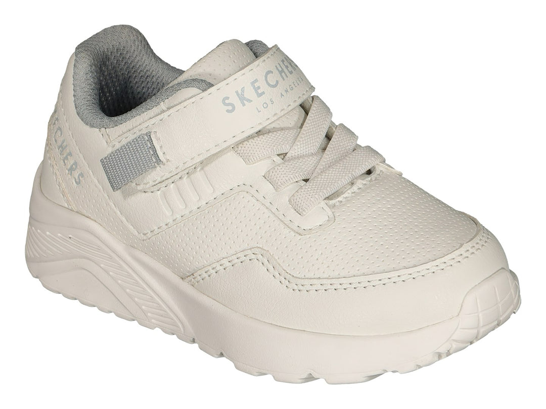 Tenis deportivos Skechers color blanco con correa de velcro y agujetas.