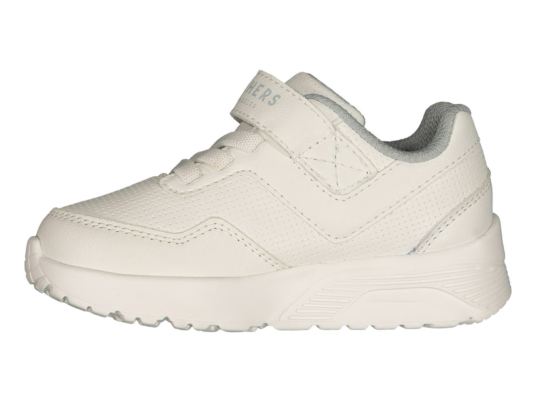 Tenis deportivos Skechers color blanco con correa de velcro y agujetas.