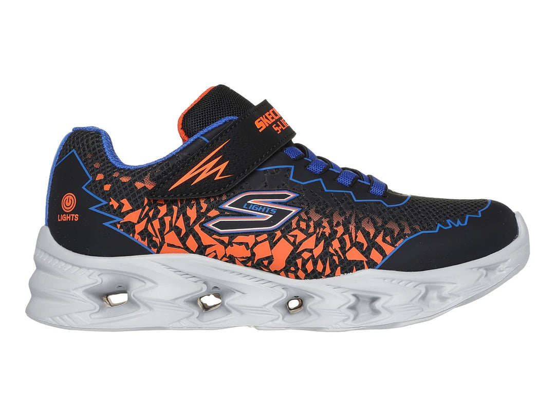 Tenis deportivos Skechers negros con patrones naranjas, detalles azules y suela blanca con luces integradas.
