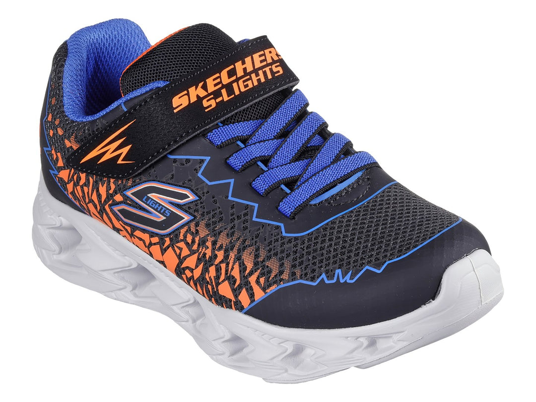 Tenis deportivos Skechers negros con patrones naranjas, detalles azules y suela blanca con luces integradas.