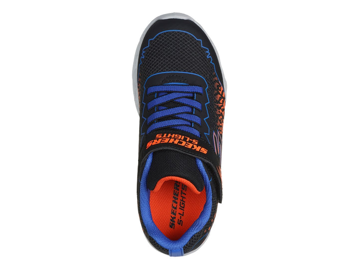 Tenis deportivos Skechers negros con patrones naranjas, detalles azules y suela blanca con luces integradas.
