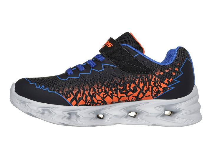 Tenis deportivos Skechers negros con patrones naranjas, detalles azules y suela blanca con luces integradas.