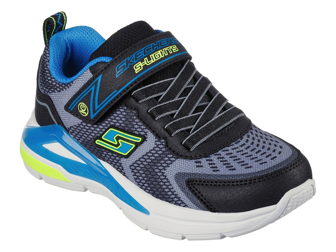 Tenis deportivos Skechers para niño en colores negro, azul y amarillo con suela blanca.